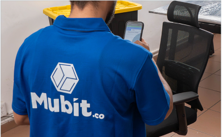 Colaborador de Mubit registrando inventario desde un teléfono
