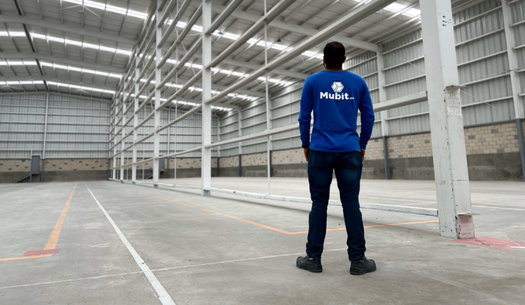 Persona en bodega vacía lista para almacenar