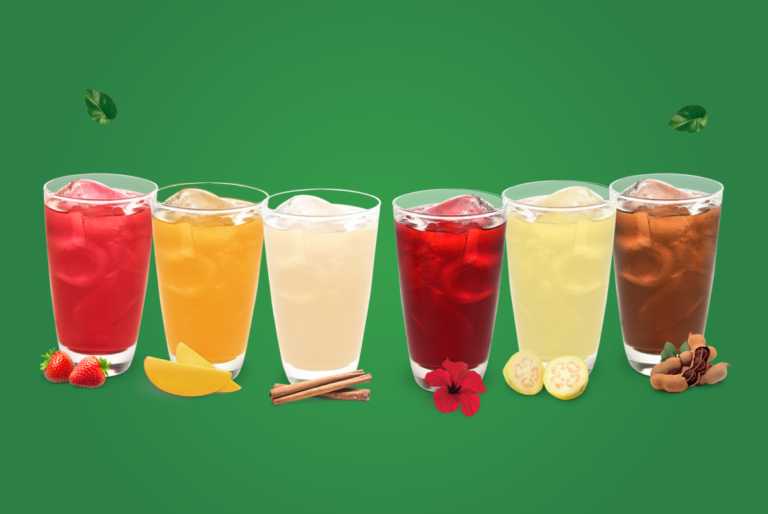 Vasos con aguas frescas de sabor
