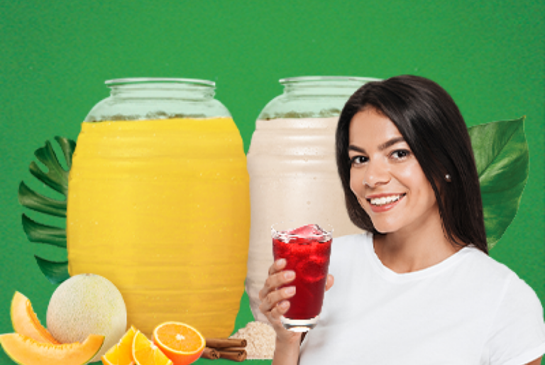 Mujer con vaso de agua de jamaica