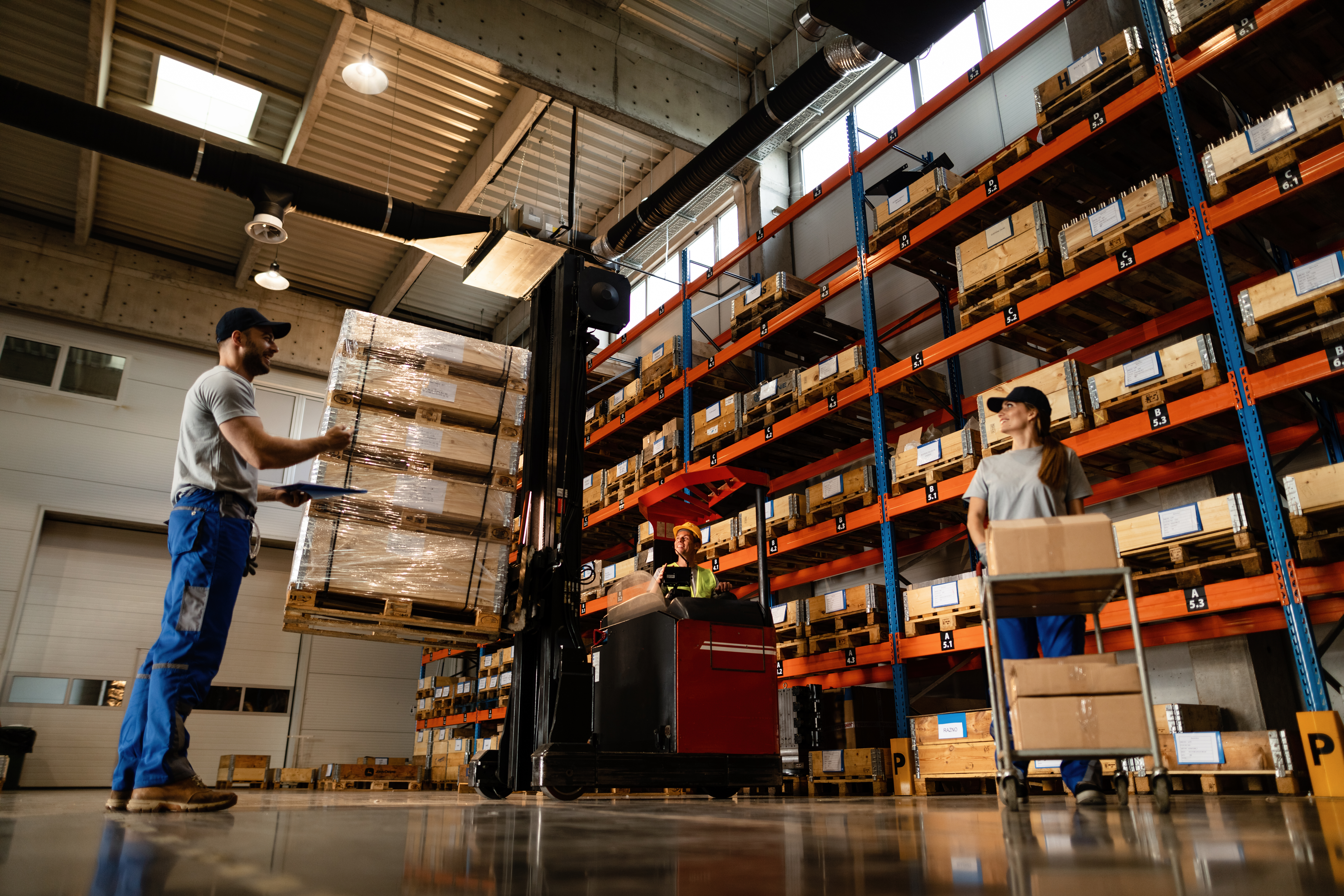 Trabajadores en bodega gestionando envíos
