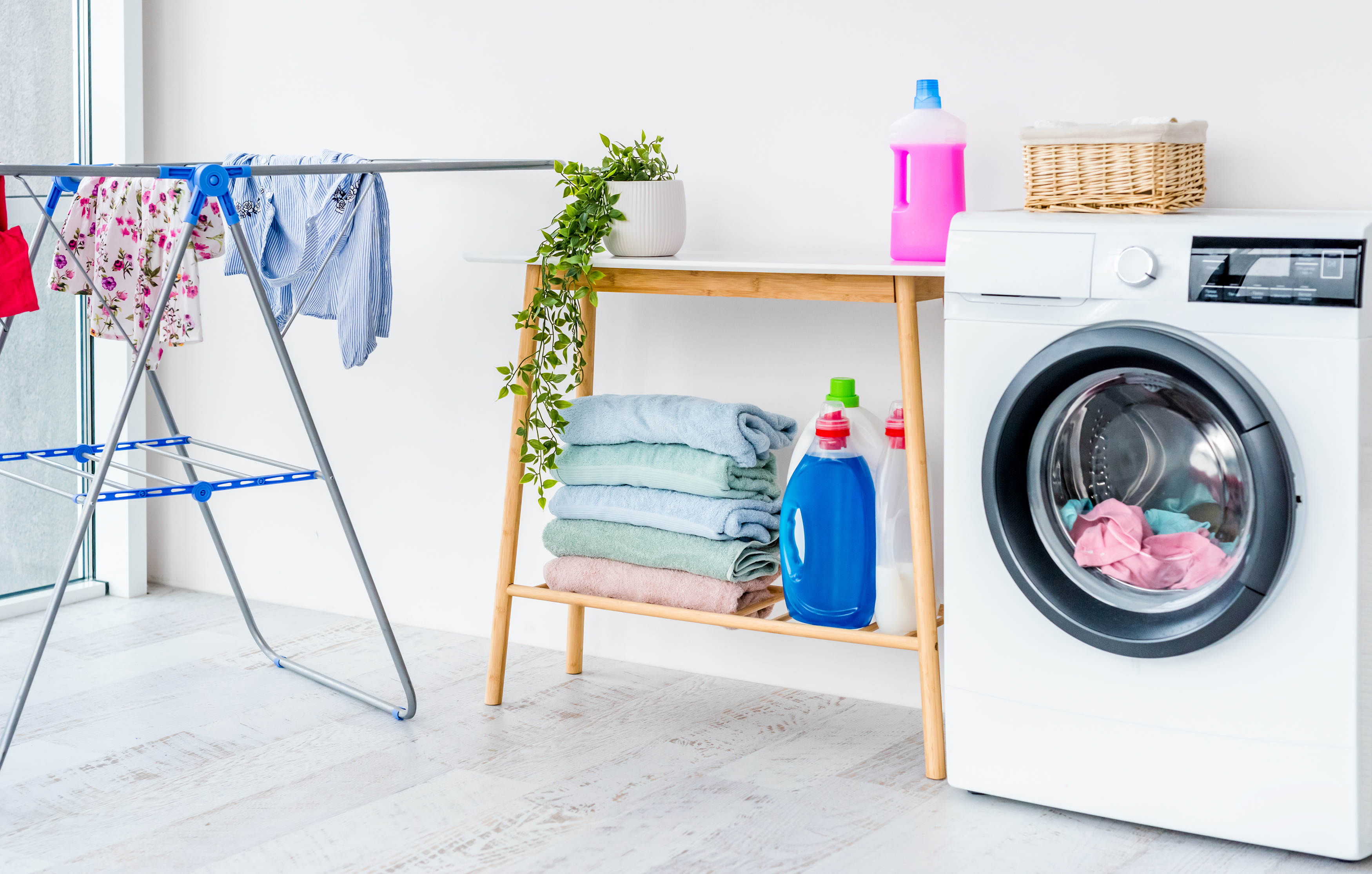 Lavadora con ropa en el baño y muebles con detergentes para la limpieza y las tareas domésticas Bodega Guadalajara