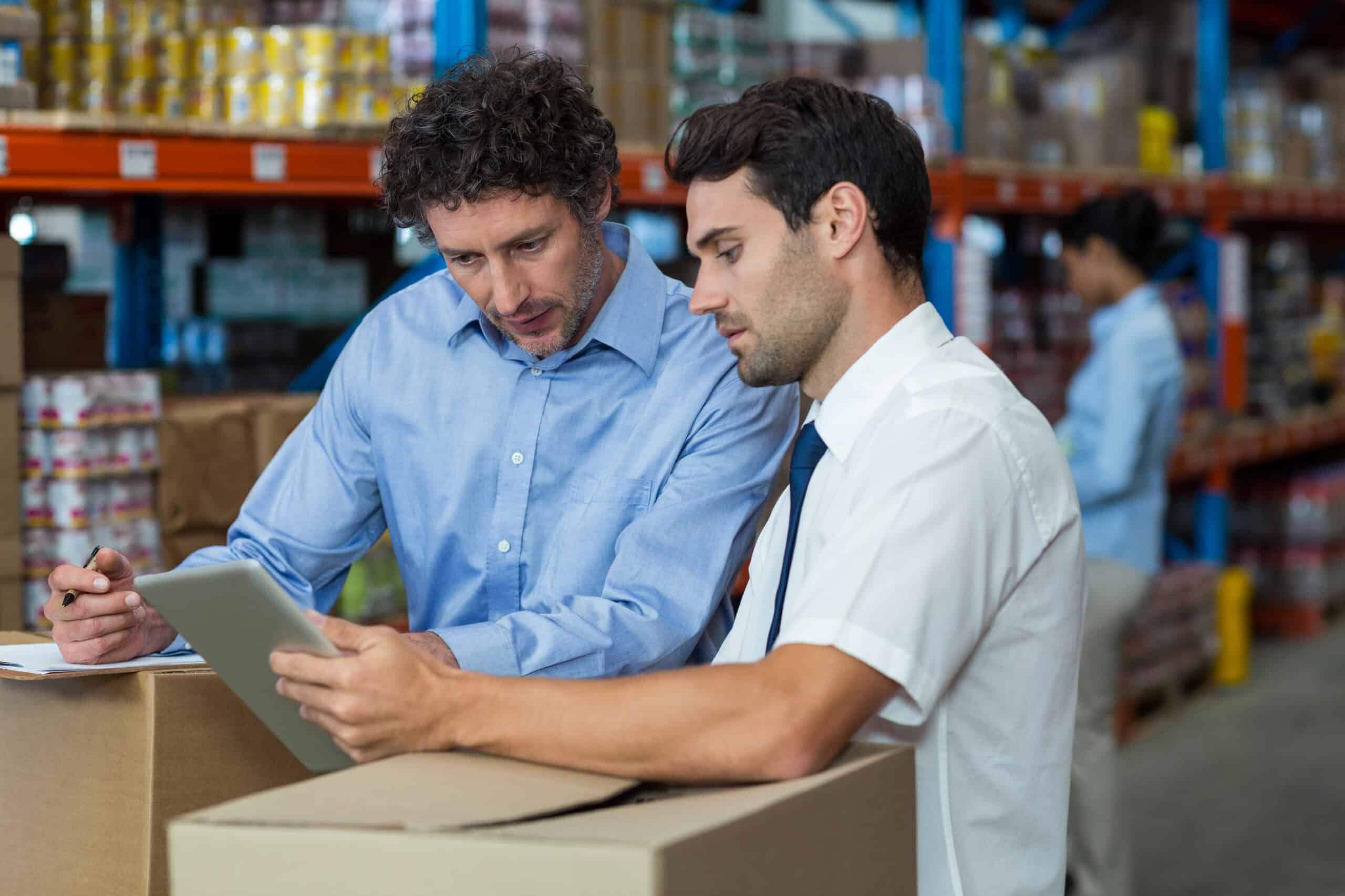 Dos hombres viendo una tableta en un almacén en guadalajara jalisco